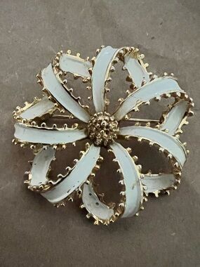 Vintage Arthur Pepper ribbon style floral white enamel on gold tone brooch.